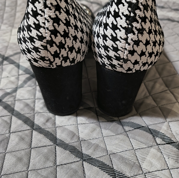 Beautiful Nine West Houndstooth Loafers with Chain Detail - Picture 3 of 5